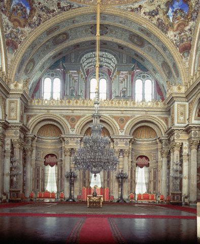 Candelabrul si Holul Ceremonial