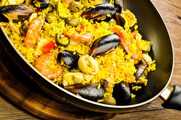 Paella cu fructe de mare