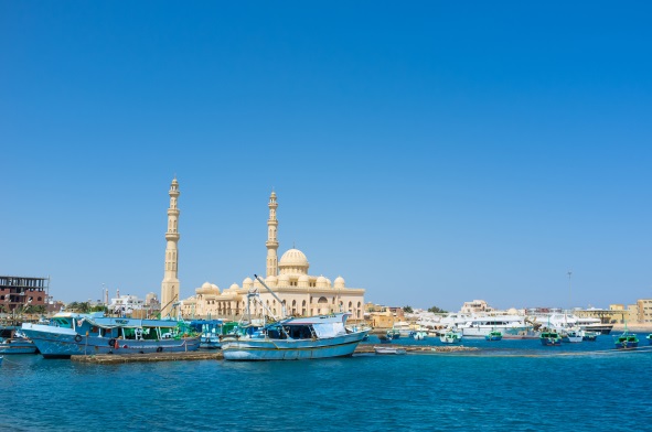 Barci vechi de pescuit in portul de langa Moscheea Centrala, Hurghada, Egipt